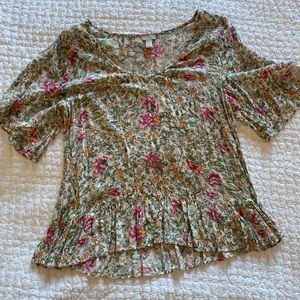 Hinge Floral textured flowy top size M